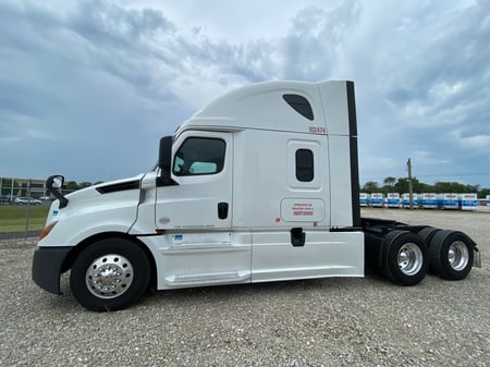 White 2019 Freightliner Cascadia truck